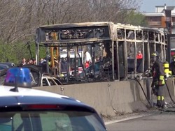 Bus Penuh Anak Sekolah Dibakar Sopir yang Marah di Italia