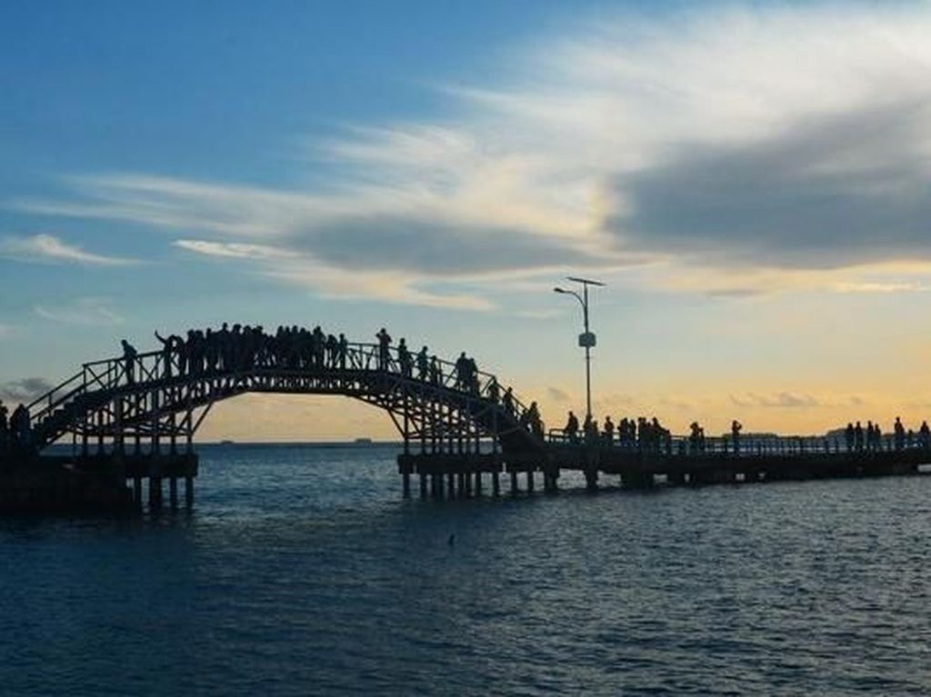 Indahnya Langit Malam di Jembatan Cinta Pulau Tidung