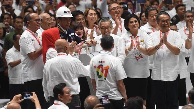 Helm Proyek untuk Jokowi dari Para Konglomerat 