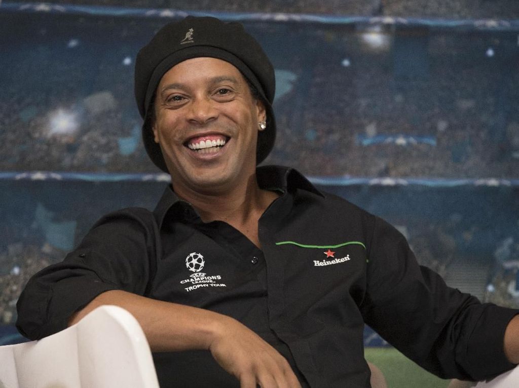 Ronaldinho Ditangkap Polisi Paraguay karena Dugaan Paspor Palsu Ronaldinho Ditangkap Polisi Paraguay karena Dugaan Paspor Palsu
