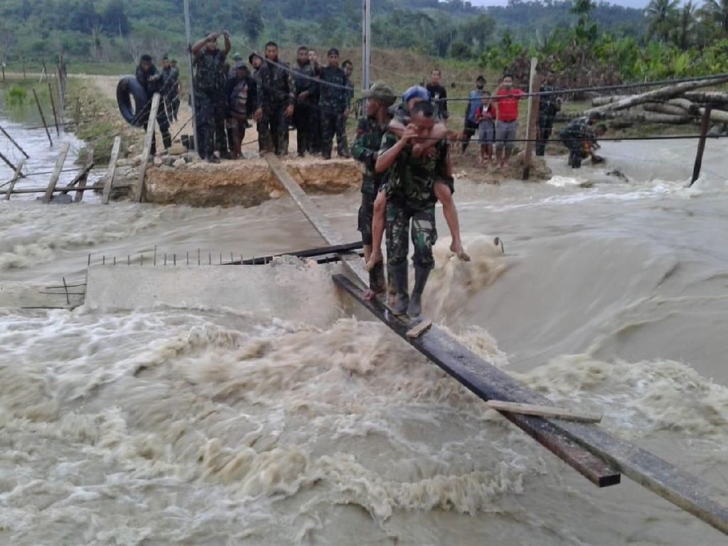 Dramatis! Korban Banjir Sentani Dievakuasi Lewati Titian Balok