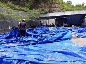 Hindari Longsor Susulan, Bangunan Makam Raja di Imogiri Ditutup Terpal Hindari Longsor Susulan, Bangunan Makam Raja di Imogiri Ditutup Terpal