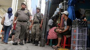 Aksi Satpol PP Tindak PKL Nakal di Trotoar Tanah Abang