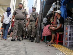 Aksi Satpol PP Tindak PKL Nakal di Trotoar Tanah Abang