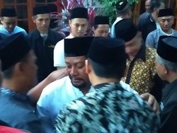 Hadiri Pemakaman Anaknya, Bupati Mojokerto Nonaktif Dikawal Sipir Rutan