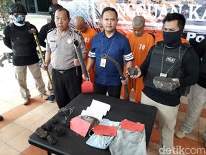 4 Orang Ditangkap Terkait Kasus Pembakaran Bus di Sleman 4 Orang Ditangkap Terkait Kasus Pembakaran Bus di Sleman