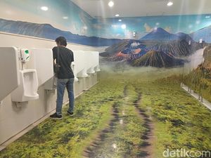 Unik! Ada Nuansa Bromo, Toilet Bandara Juanda Jadi Spot Foto