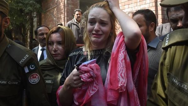 Foto: Wajah Mewek Model Cantik, Dulu Senyum saat Ditangkap karena Narkoba