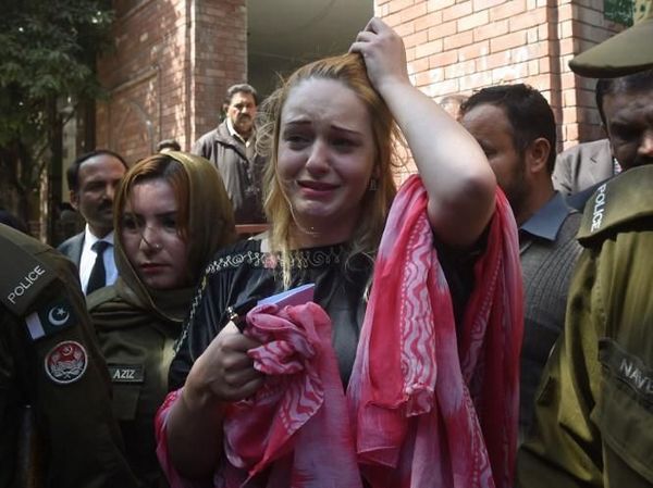 Foto: Wajah Mewek Model Cantik, Dulu Senyum saat Ditangkap karena Narkoba