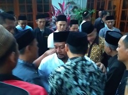 Isak Tangis Mewarnai Kedatangan Jenazah Anak Bupati Mojokerto Nonaktif