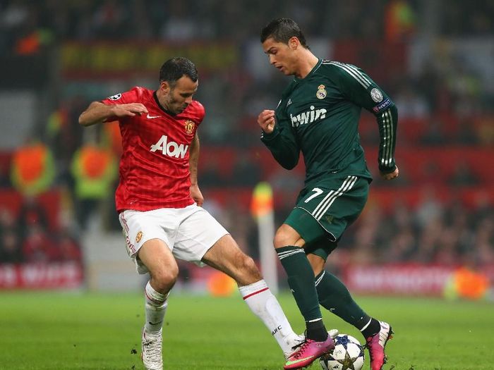 Ryan Giggs saat berhadapan dengan Cristiano Ronaldo di laga Manchester United melawan Real Madrid. (Foto: Alex Livesey/Getty Images)