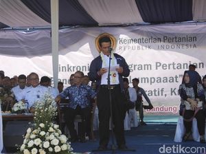 Mentan dan Bupati Bandung Barat Kompak Sebut Petani Ngahiji Mentan dan Bupati Bandung Barat Kompak Sebut Petani Ngahiji