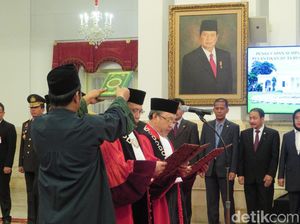 Aswanto dan Wahiduddin Ucapkan Sumpah Hakim Konstitusi di Depan Jokowi
