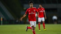 Joao Felix sedang bersinar di Benfica, dengan mampu bikin 12 gol dari 32 penampilannya musim ini. Performa itu membuatnya dipanggil Timnas senior Portugal untuk berlaga di Kualifikasi Piala Eropa 2020. (Foto: Carlos Rodrigues/Getty Images)
