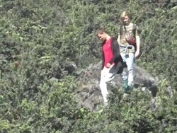 Nekat, 2 Turis Jerman ini Coba Dekati Kawah Bromo yang Semburkan Abu