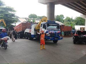 Evakuasi Truk Pasir Terperosok ke Kali di Cilandak, Lalin Macet