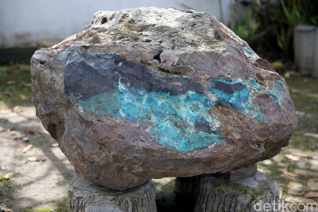 Melihat Batu Bacan 1,5 Ton di Keraton, Betul Bisa Berubah Warna?
