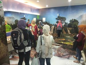 Menikmati Indahnya Bromo dan Air Terjun di Toilet Bandara Juanda