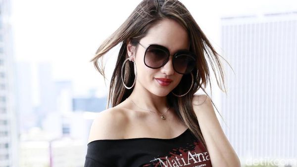 Cinta Laura Pamer Bahu Seksinya