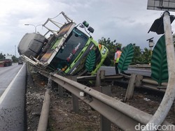 Truk Pengangkut Mobil Terguling di Tol Serang Arah Merak