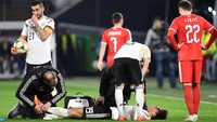 Serbia harus mengakhiri laga dengan 10 orang setelah Milan Pavkov dikartu merah karena melakukan pelanggaran keras kepada Leroy Sane. Foto: Fabian Bimmer/Reuters