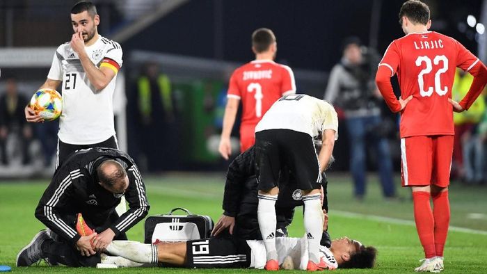 Leroy Sane mendapat tekel brutal dari pemain Serbia, Milan Pavkov, saat memperkuat timnas Jerman (Foto: Fabian Bimmer/Reuters) Leroy Sane mendapat tekel brutal dari pemain Serbia, Milan Pavkov, saat memperkuat timnas Jerman (Foto: Fabian Bimmer/Reuters)