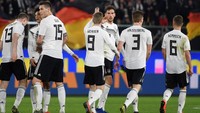 Para pemain timnas Jerman merayakan gol Leon Goretzka. Foto: Fabian Bimmer/Reuters