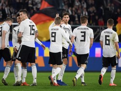 Para pemain timnas Jerman merayakan gol Leon Goretzka. Foto: Fabian Bimmer/Reuters