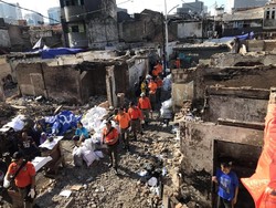 Sampah dan Puing-puing Sisa Kebakaran Krukut Jakbar Terus Dibersihkan