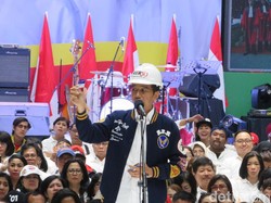 Jokowi Pamer Kartu Pra-Kerja ke Pendukung
