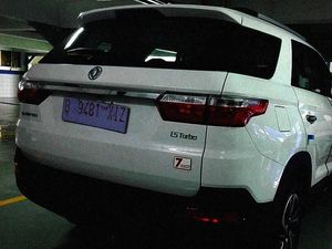 Bocor! DFSK Glory 560 1.5 Turbo Terparkir