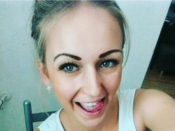 Ditangkap karena Narkoba, Model Cantik Viral Senyum Saat Foto Bareng Polisi