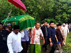 Tangis Bupati Mojokerto Nonaktif di Jenazah Anaknya: Maafkan Papa Ya Nak