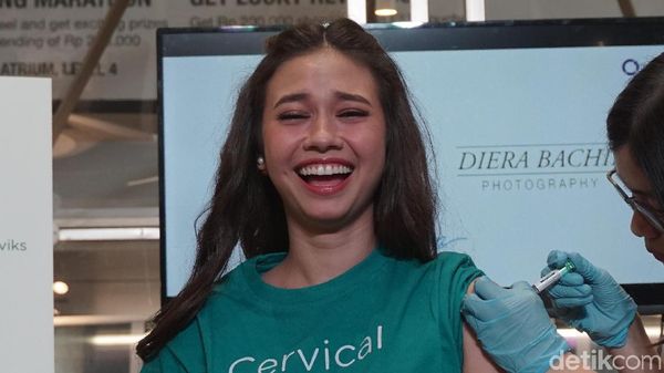 Secantik-cantiknya Yuki Kato Kalau Disuntik Nyengir Juga