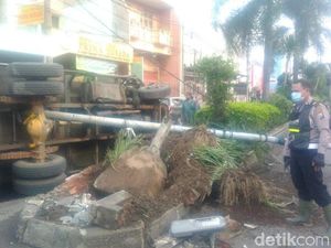 Tabrak Tiang Listrik, Truk Muat Pasir Terguling