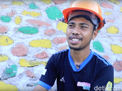 Jangan Tanya Seberapa Greget ke Orang Ini, Dia Jaga Listrik di Sarang Komodo!
