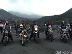 Pencinta Royal Enfield Uji Adrenalin di Tengah Erupsi Bromo