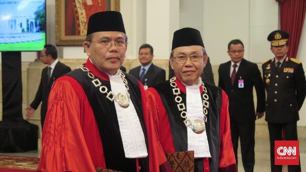 Hakim Konstitusi Aswanto (kanan) dan Wahiduddin Adams (kiri) mengucapkan sumpah sebagai Hakim Konstitusi masa jabatan 2019-2024 di hadapan Presiden Joko Widodo, di Istana Negara, Kamis (20/3).
