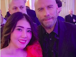 Via Vallen Eksis Bareng Michael Bolton dan John Travolta di Moskow