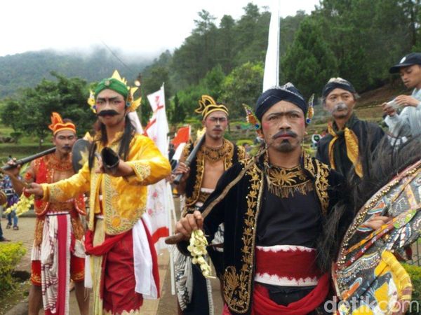 Foto: Kirab Air Suci untuk Meruwat Candi Gedong Songo
