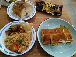 Ropang OTW : Hangout Murah Meriah Ditemani Aneka Roti Bakar dan Nasgor Teppan