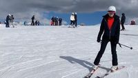 Foto: Gaya Luna Maya Main Ski di Prancis, Boleh Juga!