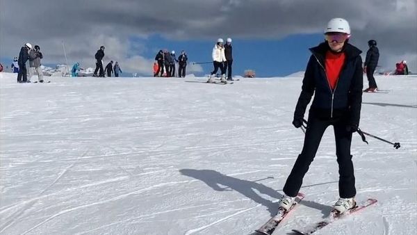Foto: Gaya Luna Maya Main Ski di Prancis, Boleh Juga!