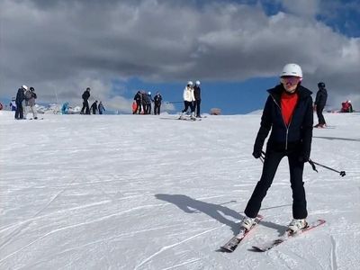 Foto: Gaya Luna Maya Main Ski di Prancis, Boleh Juga!