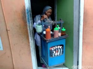 Suami Stroke, Wanita Tua Ini Pikul Cilok Puluhan Kilogram