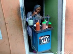 Suami Stroke, Wanita Tua Ini Pikul Cilok Puluhan Kilogram