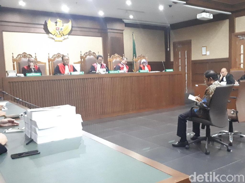 Dengarkan Tuntutan, Idrus Marham Catat Ucapan Jaksa Dengarkan Tuntutan, Idrus Marham Catat Ucapan Jaksa
