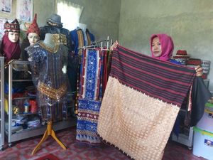 Cerita Redawati Ubah Kampungnya Jadi Pusat Kerajinan Kain Tapis