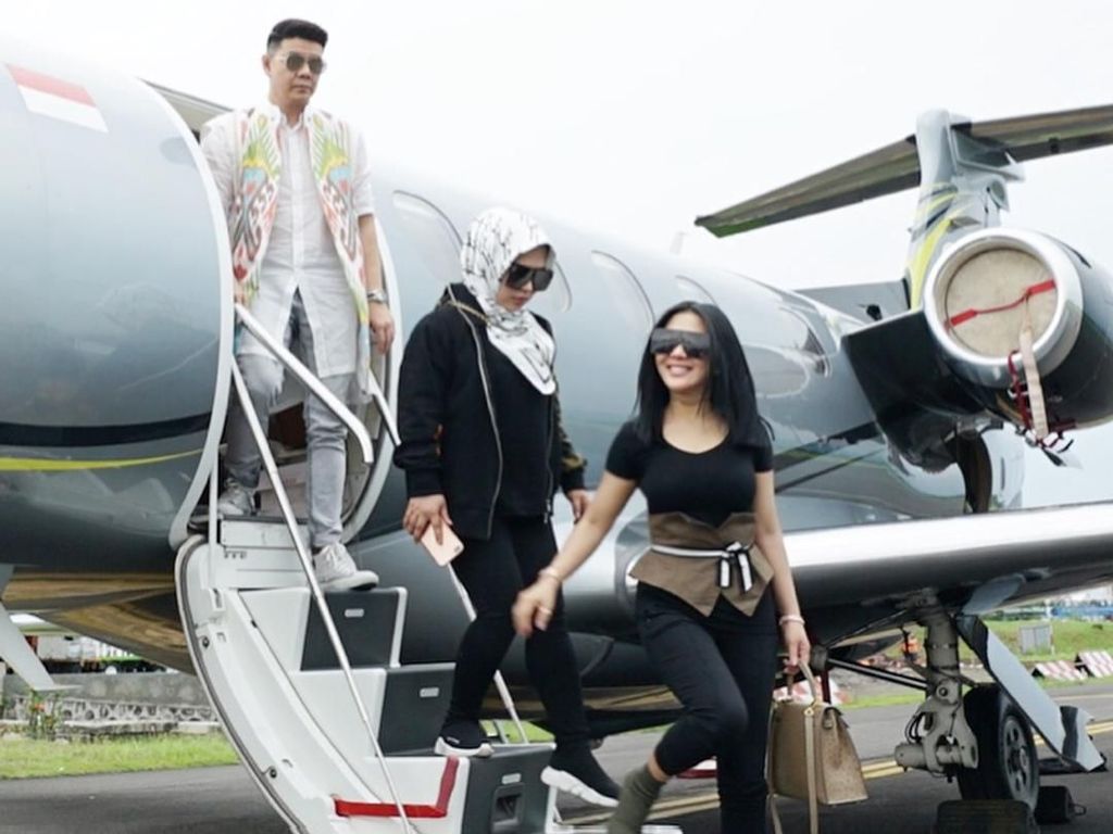Kerap Posting Foto di Jet Pribadi, Hotman Paris Sebut Syahrini Hanya Gonta-ganti Baju Kerap Posting Foto di Jet Pribadi, Hotman Paris Sebut Syahrini Hanya Gonta-ganti Baju