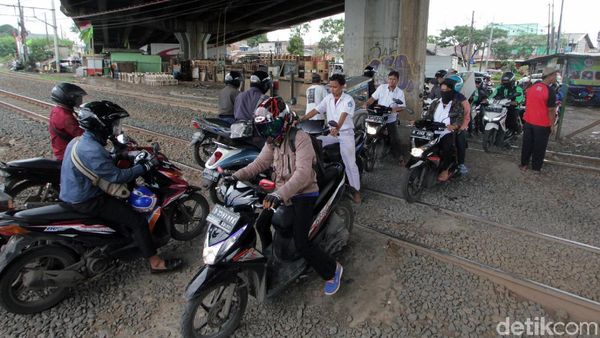Hati-hati! Masih Ada Jalur Perlintasan KA Tak Berpalang di Kranji